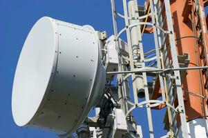 une cellule téléphone la tour avec deux antennes photo