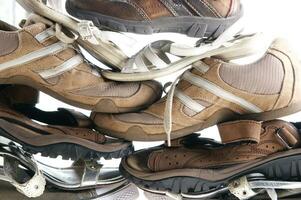 une pile de des chaussures photo