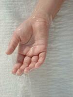 une personne main est humide photo