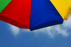 une proche en haut de une coloré parapluie photo