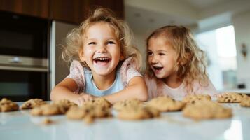 content famille marrant des gamins cuire biscuits dans cuisine photo