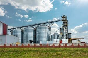 usine agro-alimentaire pour la transformation et les silos pour le nettoyage à sec et le stockage des produits agricoles, de la farine, des céréales et du grain photo