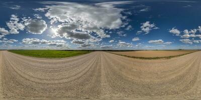 360 hdri panorama sur blanc le sable gravier route avec des nuages sur bleu ciel dans équirectangulaire sphérique sans couture projection, skydôme remplacement dans drone panoramiques, Jeu développement ciel dôme ou vr contenu photo