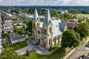 aérien vue plus de catholique église dans campagne photo