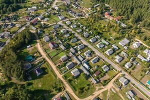 aérien vue sur provincial ville ou gros village logement zone avec beaucoup bâtiments, routes et jardin. photo