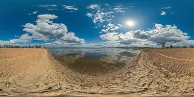 sans couture sphérique hdri panorama 360 degrés angle vue sur le sable plage de énorme Lac ou rivière dans ensoleillé été journée avec magnifique des nuages dans équirectangulaire projection, vr contenu photo