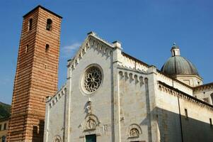 détails de le église et cloche la tour de pietrasanta Lucca photo