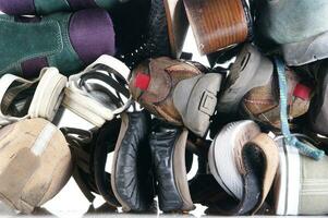 une pile de des chaussures photo