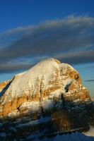 une neigeux Montagne photo