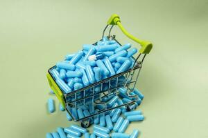 bleu médicament capsule dans miniature achats Chariot photo