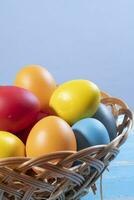 Pâques panier avec paille et coloré des œufs photo