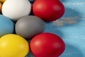 des œufs peint dans différent couleurs à symboliser le passage de Christian Pâques photo