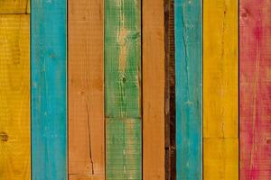 coloré bois mur arrière-plan, texture ancien bois planche avec fissuré peindre de rose, orange, jaune, bleu, vert couleur. horizontal rétro Contexte avec multicolore vieux en bois planche photo