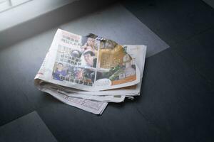 Singapour, août 14, 2023, journaux mensonge sur le rue avec spectaculaire ombre photo