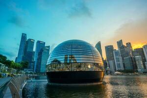 Singapour, août 14, 2023, flottant Pomme boutique à central affaires district avec le coucher du soleil ciel photo