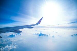 clair bleu ciel avec duveteux ornemental cumulus des nuages, panoramique vue de un avion, aile fermer. onirique paysage nuageux. voyage, tourisme, les vacances, fin de semaine, liberté, paix, espoir, paradis concepts photo