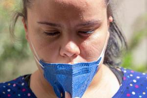 femme avec masque de protection à rio de janeiro, brésil photo