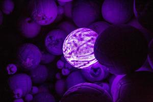 ballons violets éclairés avec ombre photo