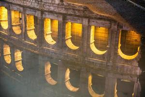 colisée à rome reflété dans l'eau photo