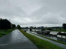 vue de digue avec rivière Wisla dans Cracovie, Pologne. couvert temps. nuageux. photo