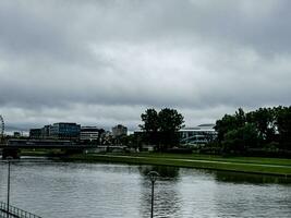 vue de digue avec rivière Wisla dans Cracovie, Pologne. couvert temps. nuageux. photo