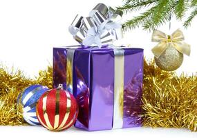 boîte avec Noël cadeau et décorations photo
