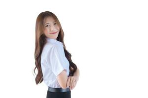 portrait de adulte thaïlandais étudiant dans Université étudiant uniforme. asiatique mignonne fille permanent avec sa bras franchi en toute confiance sur blanc Contexte. photo