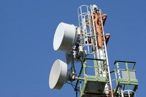 une cellule téléphone la tour avec deux antennes photo