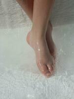 une personne nu pieds dans une baignoire photo