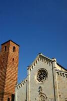 détails de le église et cloche la tour de pietrasanta Lucca photo