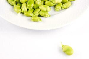 une bol plein de vert des haricots photo