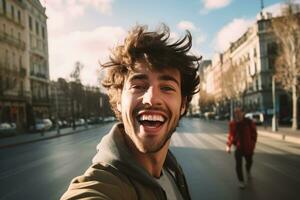 Jeune homme prise selfie dans le des rues photo