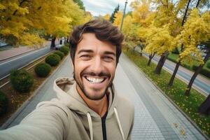 homme prise une selfie dans le bohémien quartier photo