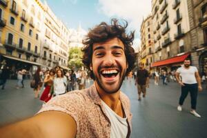 Jeune homme prise selfie dans le des rues photo