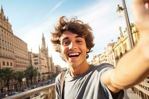 Jeune homme prise selfie dans le des rues photo