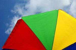 une proche en haut de une coloré parapluie photo