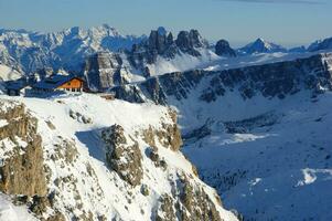 une bâtiment avec une ski ascenseur sur Haut de il photo