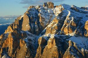 une neigeux Montagne photo