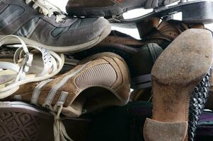 une pile de des chaussures photo