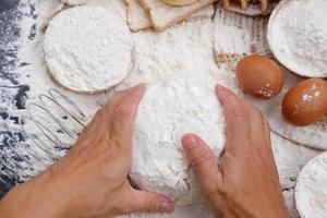 farine et oeufs pour la cuisson des ingrédients photo