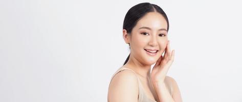 maquillage de visage de beauté de jeune femme asiatique pour les cosmétiques de soins de la peau photo