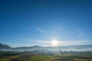 paysage vue de lever du soleil dans le de bonne heure Matin et mer de brouillard couverture le Mountian sur le wat phuket temple point de vue pua district nan.pua dans le central partie de nan province, nord Thaïlande photo