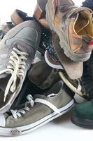 une pile de des chaussures photo