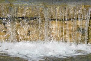 une homme est permanent sur une l'eau faire glisser photo