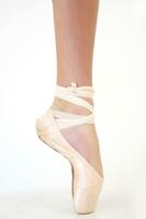 une femme pieds dans ballet des chaussures avec une rose ruban photo