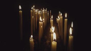 bougies d'église dans le noir photo