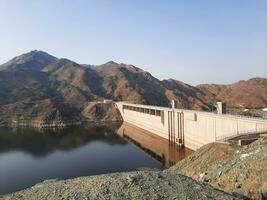 une magnifique jour vue de oued Qanuna barrage dans Al bah, saoudien Saoudite. le l'eau de le barrage et le alentours collines sont en présentant une magnifique scène dans le lumière du soleil. photo