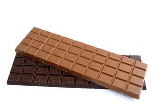 une bar de foncé Chocolat est montré sur une blanc Contexte photo