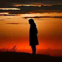 silhouette de une solitaire femme des stands seul photo
