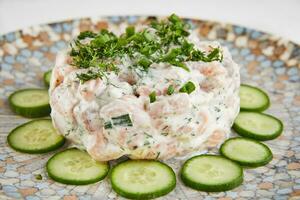 Saumon tartare avec fromage, Zucchini et herbes photo